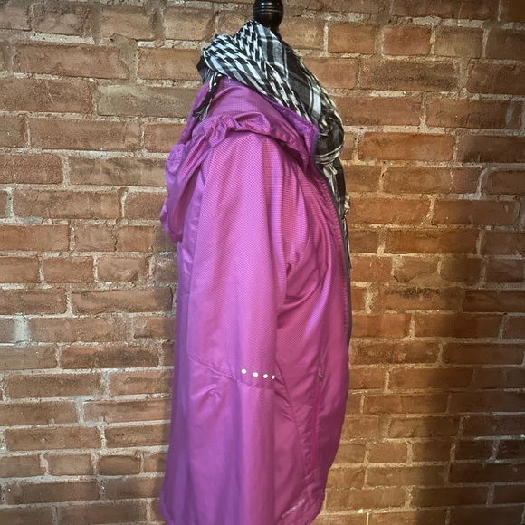 Super Cute, Nike Magenta Wind Breaker Form Fitted, Excellent Shape, 2 way Zipper - Picture 5 of 14
